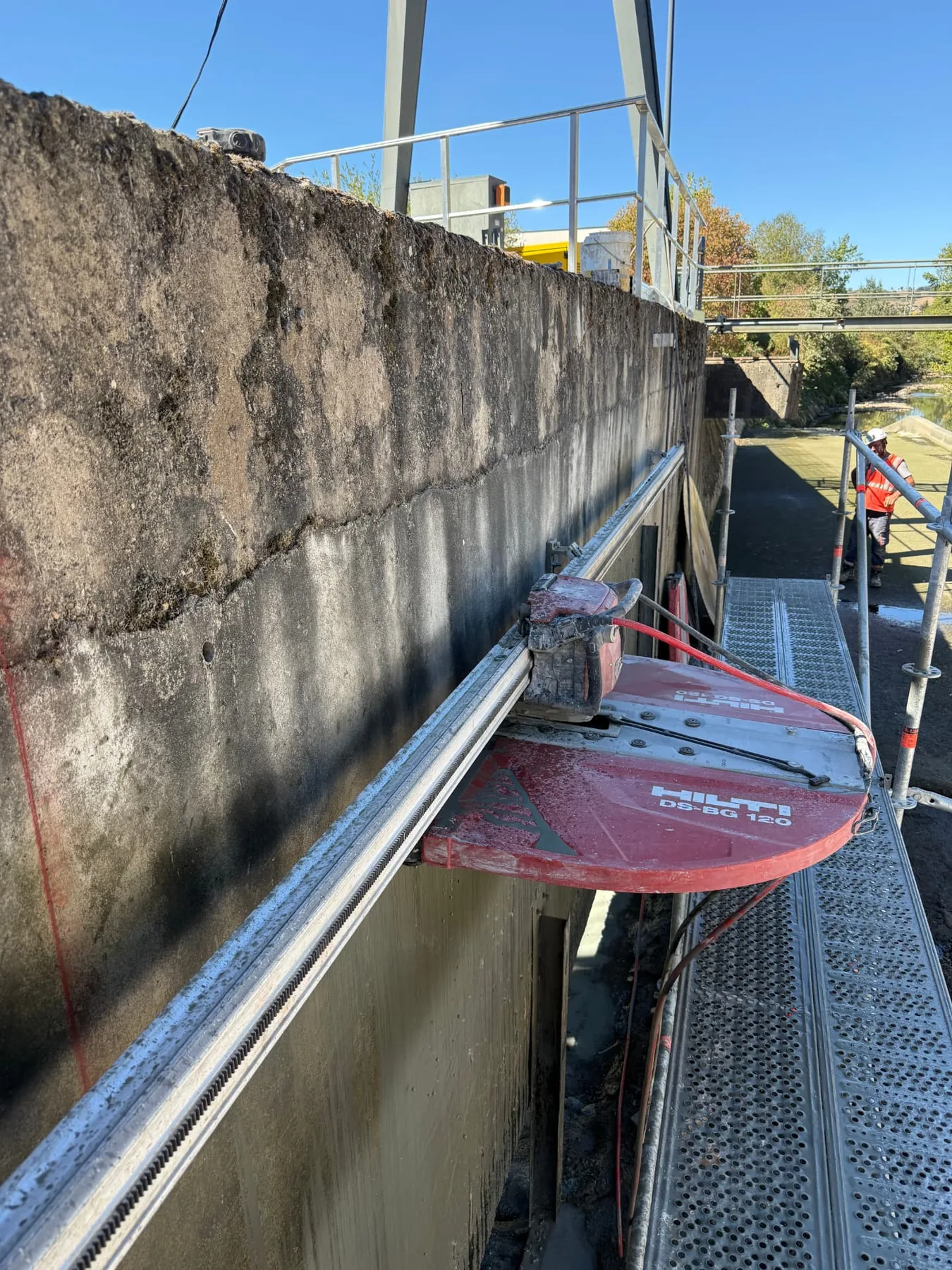 Scie murale VLS fixée sur un rail