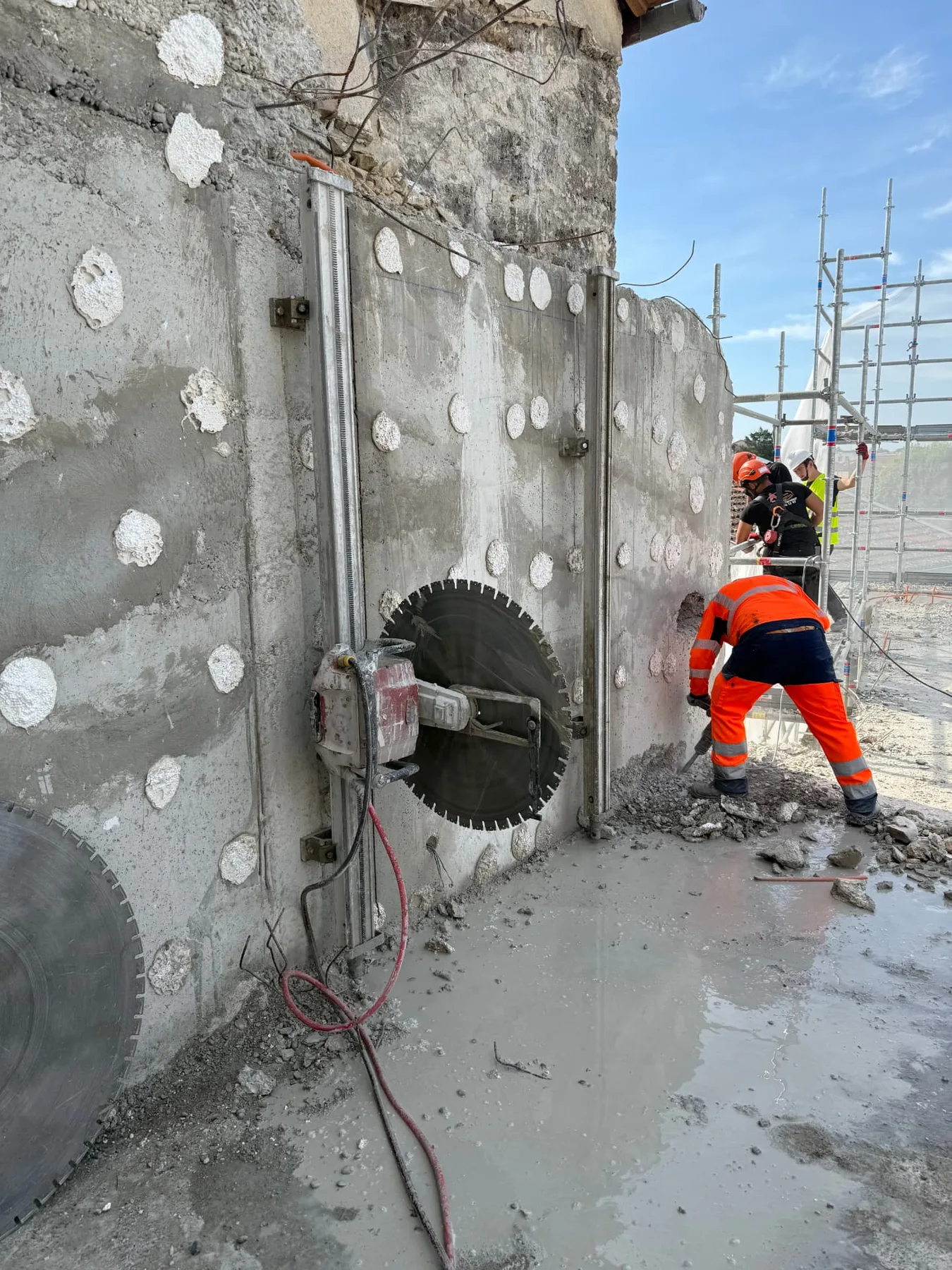 Équipe VLS réalisant un sciage mural dans un voile en béton